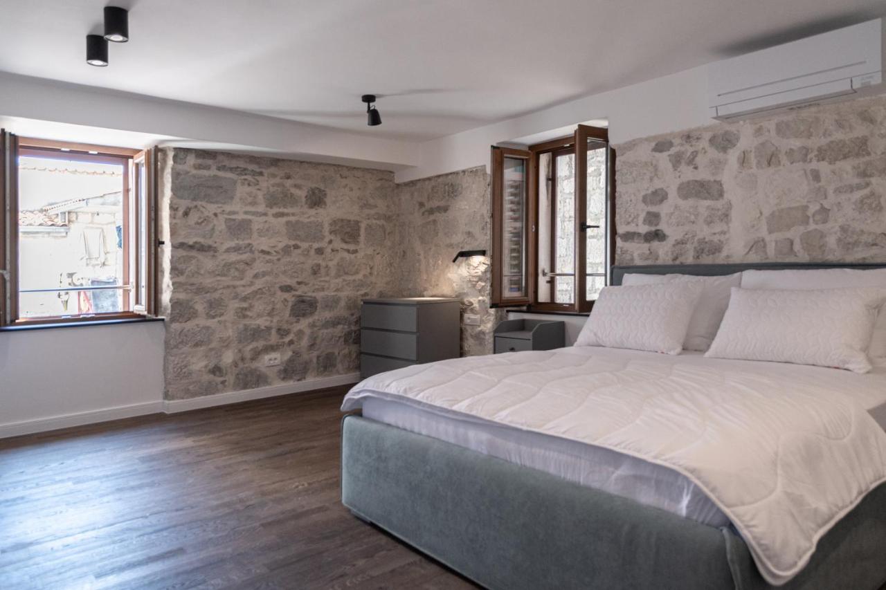 Charming Stone Apartment With Jacuzzi In Center Of Omiš Exterior foto