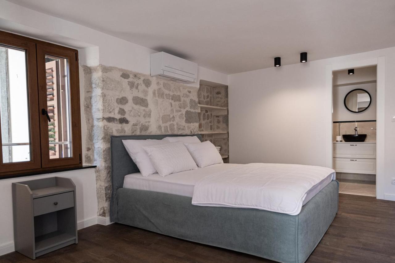 Charming Stone Apartment With Jacuzzi In Center Of Omiš Exterior foto