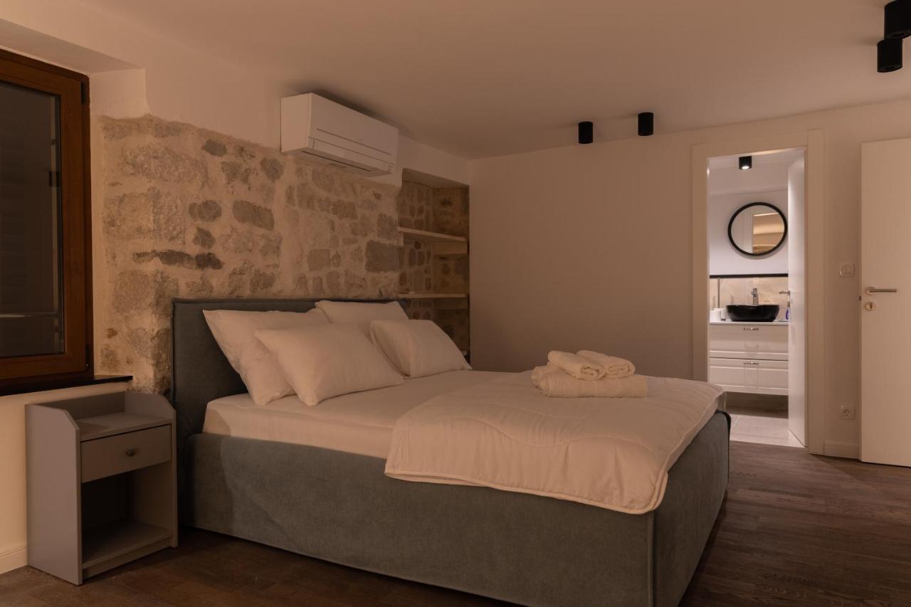 Charming Stone Apartment With Jacuzzi In Center Of Omiš Exterior foto