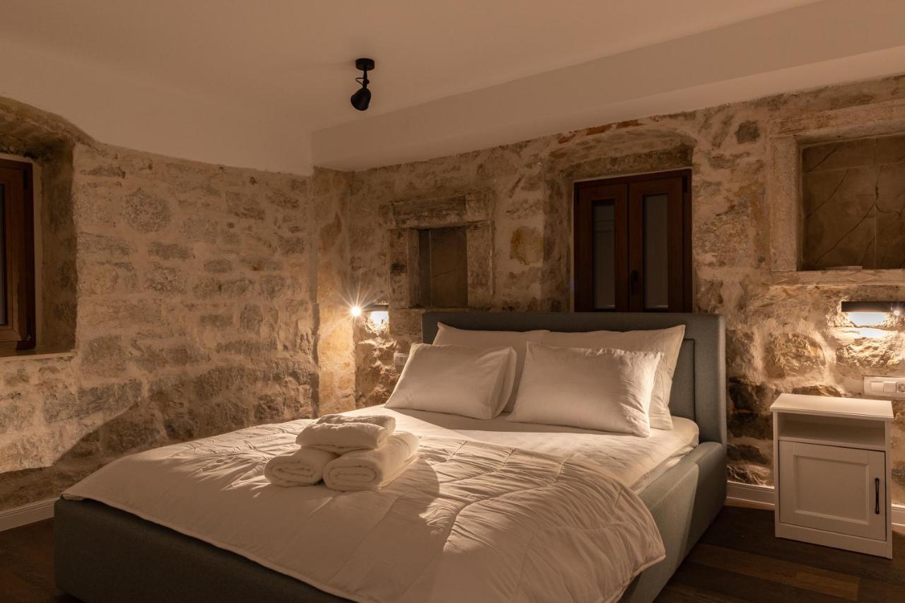 Charming Stone Apartment With Jacuzzi In Center Of Omiš Exterior foto