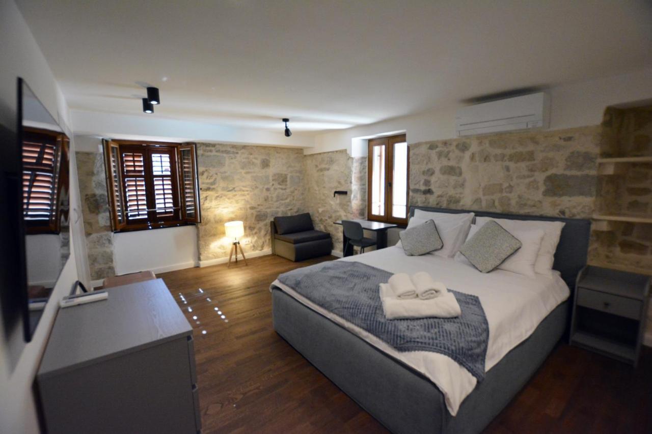 Charming Stone Apartment With Jacuzzi In Center Of Omiš Exterior foto