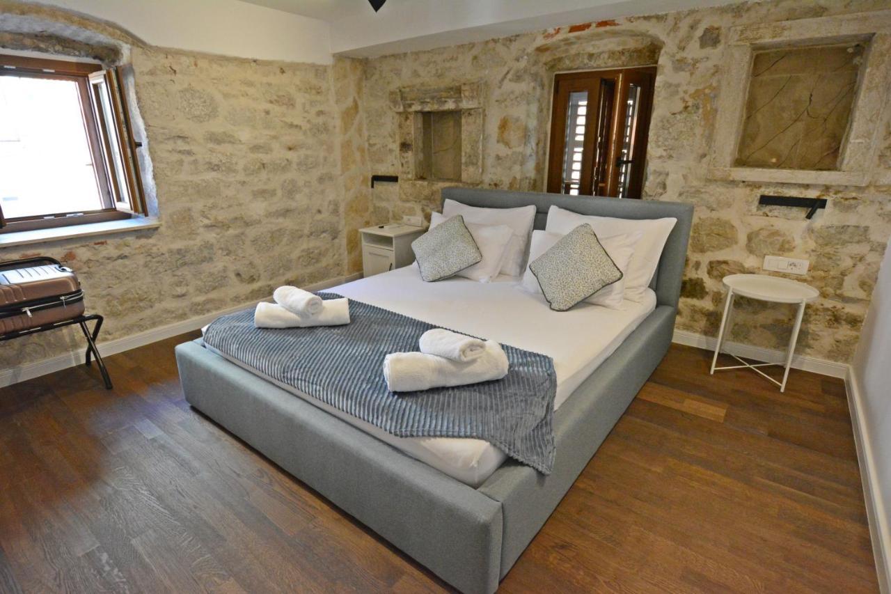 Charming Stone Apartment With Jacuzzi In Center Of Omiš Exterior foto